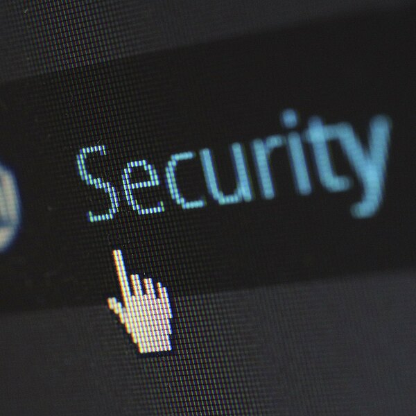 Ein Bild mit dem Schriftzug "Security" in kräftigen Buchstaben, das die zentrale Bedeutung von Cybersicherheit in einer digitalisierten Welt unterstreicht. Der Schriftzug repräsentiert die Sicherheitstests und Dienstleistungen von "Technik ist Handwerk", einem zuverlässigen Partner im Kampf gegen Cyber-Risiken.